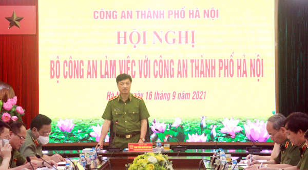 Deputy Minister Nguyen Duy Ngoc works with Hanoi Police on crime prevention and control -0