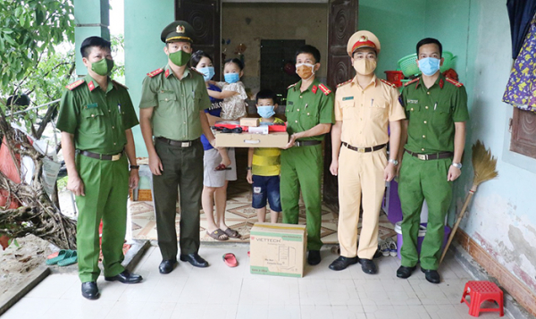 Hỗ trợ máy vi tính cho học sinh có hoàn cảnh khó khăn -0