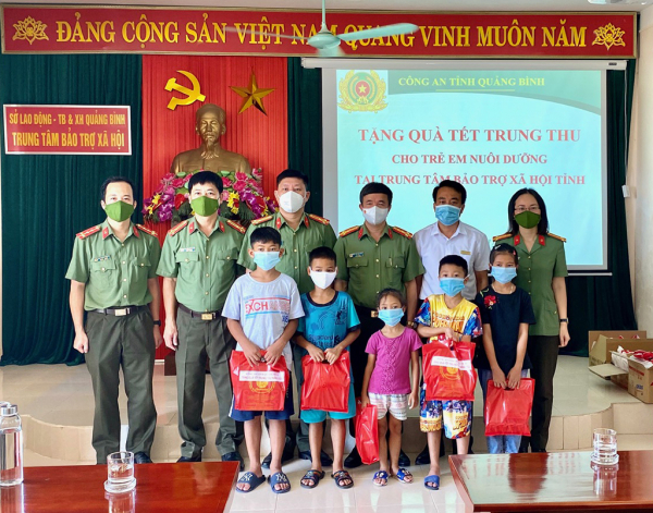 Giám đốc Công an tỉnh Quảng Bình thăm, tặng quà các cháu thiếu nhi -0