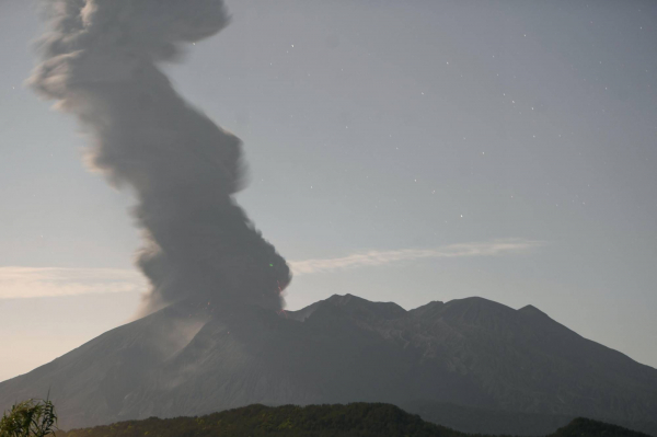 Nhật Bản đưa ra cảnh báo sau khi núi lửa phun trào -0