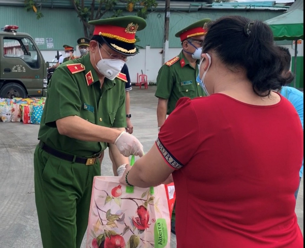 Công an TP Hồ Chí Minh tiếp tục trao tặng 2.750 phần quà cho người dân khó khăn  -0