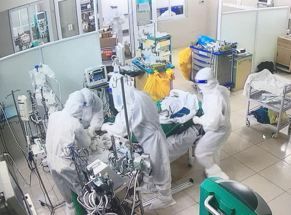 “Cuộc chiến” ở tầng điều trị bệnh nhân COVID-19 cao nhất của Hà Nội -0