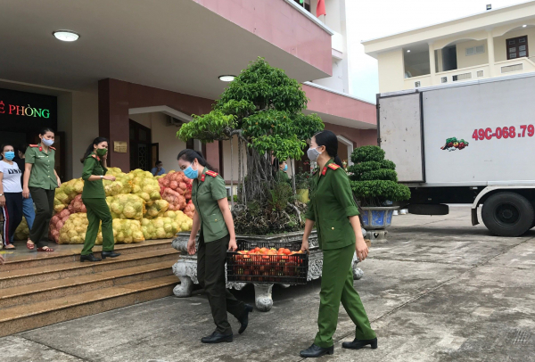 Công an Quy Nhơn hỗ trợ 10 tấn rau, củ quả cho người dân các khu vực cách ly, phong tỏa -0