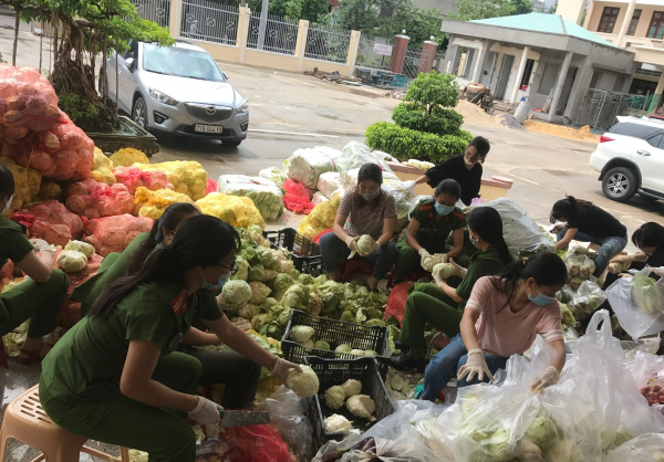 Công an Quy Nhơn hỗ trợ 10 tấn rau, củ quả cho người dân các khu vực cách ly, phong tỏa -0