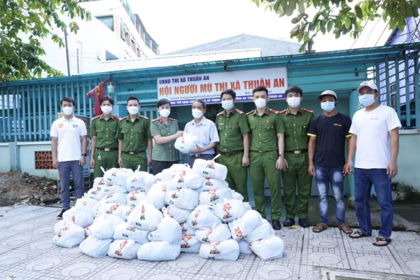 Công an Bình Dương trao hàng ngàn phần quà cho người nghèo, trẻ em và người mù -0