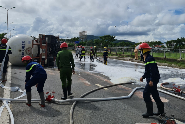 Giải cứu xe bồn chở Gas bị lật tại cầu vượt Hòa Cầm -0