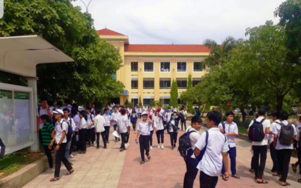 Quang Binh presents 1,000 smartphones to poor students -0