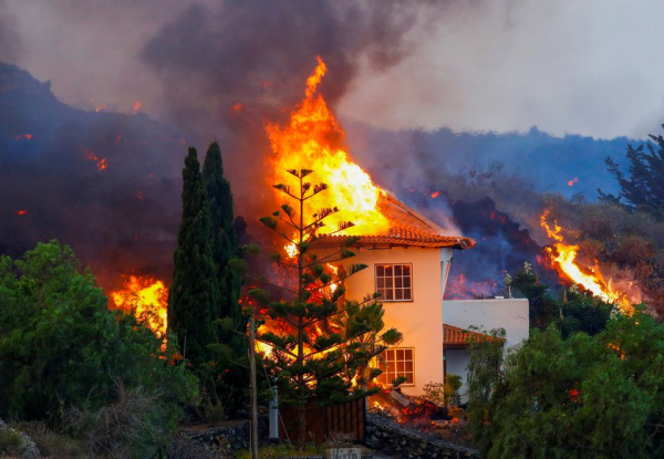 Núi lửa phun trào dữ dội, nuốt chửng nhà cửa ở Tây Ban Nha -0