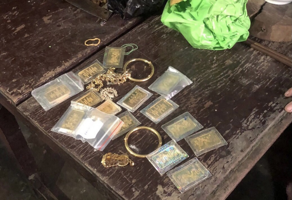 “Nữ quái” trộm 20 lượng vàng và hơn 120 triệu đồng dẫn bị hại đến Công an trình báo -0