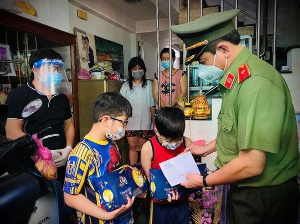Giám đốc Công an TP Hồ Chí Minh thăm, tặng quà các trẻ có người thân mất vì COVID-19 -0