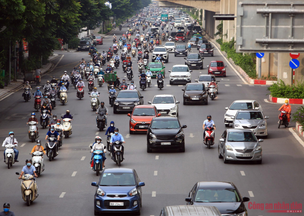 Hanoi streets crowded again after social distancing eased -0