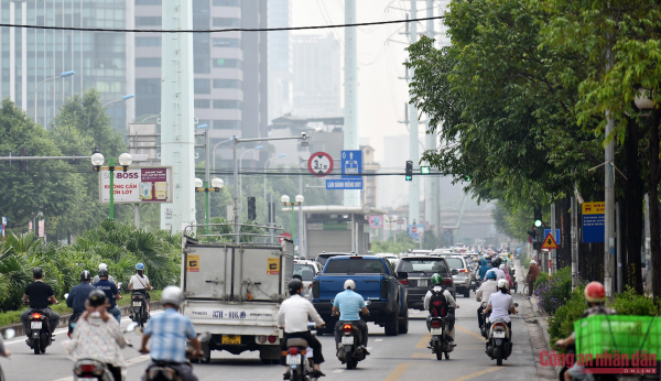 Hanoi streets crowded again after social distancing eased -1