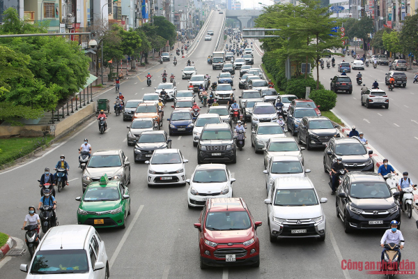 Hanoi streets crowded again after social distancing eased -2