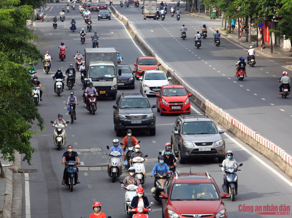 Hanoi streets crowded again after social distancing eased -3