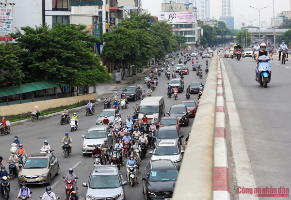 Hanoi streets crowded again after social distancing eased -4