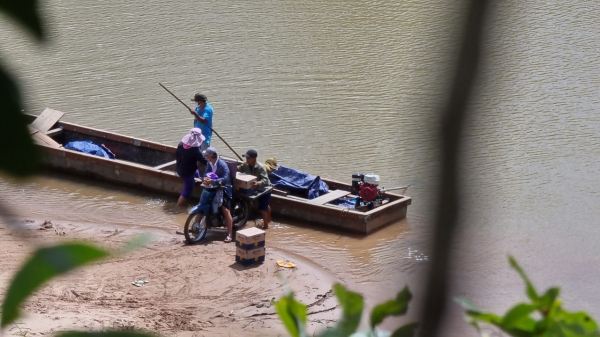 “Nóng” tình trạng hàng lậu vượt sông biên giới Sê Pôn -0