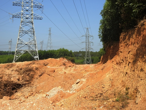 Phát hiện khai thác đất trái phép trong khu vực hành lang an toàn lưới điện 500KV -0