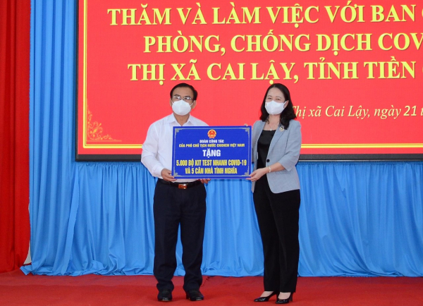 Phó Chủ tịch nước Võ Thị Ánh Xuân tặng 5.000 bộ kit test nhanh cho Tiền Giang -0