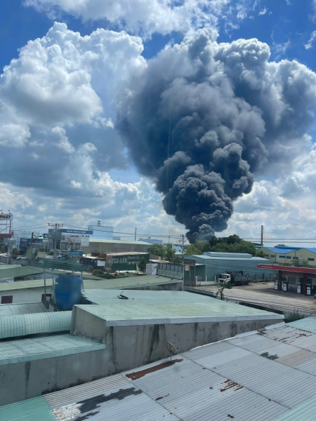Cháy lớn tại công ty sản xuất “3 tại chỗ” ở Bình Dương -1