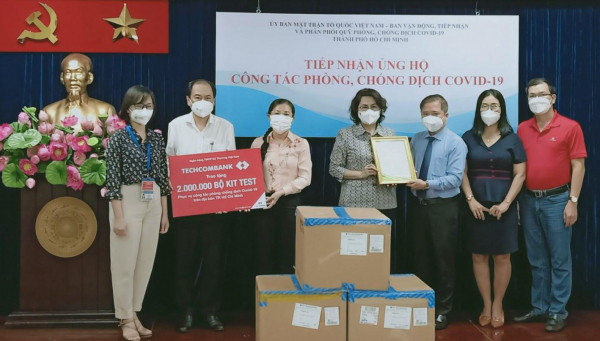 Techcombank trao tặng 2 triệu bộ kit test COVID-19 cho TP Hồ Chí Minh -0