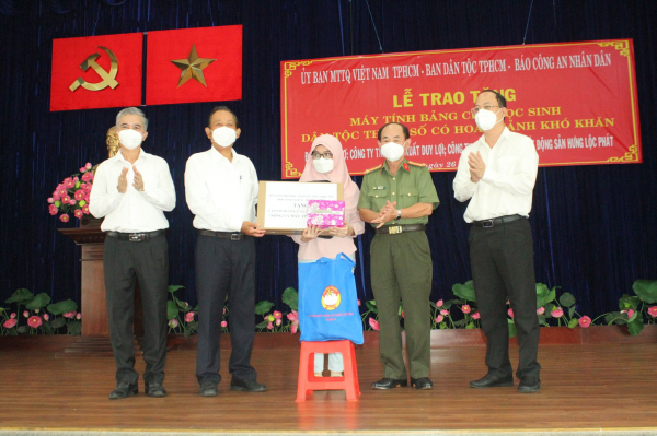 Nguyên Phó Thủ tướng Thường trực Trương Hoà Bình trao quà cho học sinh dân tộc thiểu số có hoàn cảnh khó khăn ở TP Hồ Chí Minh -0