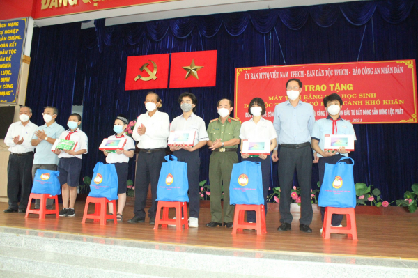 Nguyên Phó Thủ tướng Thường trực Trương Hoà Bình trao quà cho học sinh dân tộc thiểu số có hoàn cảnh khó khăn ở TP Hồ Chí Minh -0