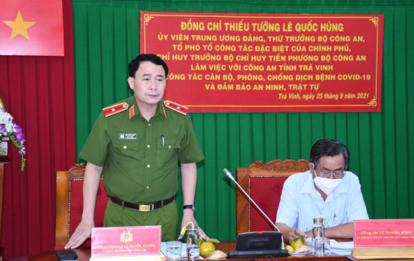 Deputy Minister Le Quoc Hung works with Tra Vinhprovincial police on security and disease control -0