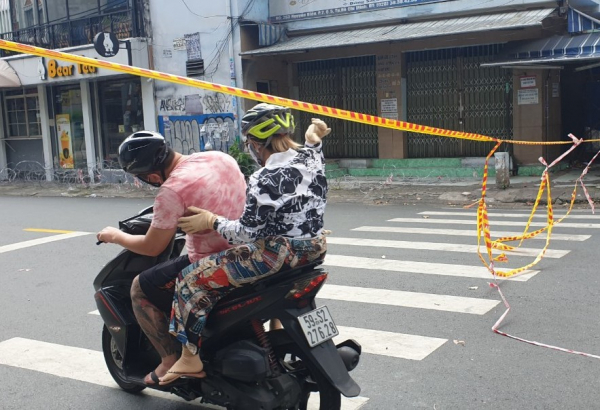 Chùm ảnh: Nhiều nơi ở TP Hồ Chí Minh chờ đến giờ “G” để tháo dỡ các chốt phong tỏa -1