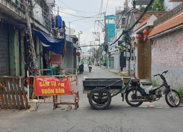 Chùm ảnh: Nhiều nơi ở TP Hồ Chí Minh chờ đến giờ “G” để tháo dỡ các chốt phong tỏa -1