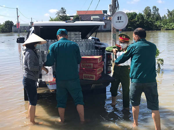 Công an Nghệ An hỗ trợ người dân nơi tâm lũ ổn định cuộc sống -0