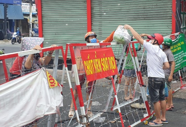 Chùm ảnh: Nhiều nơi ở TP Hồ Chí Minh chờ đến giờ “G” để tháo dỡ các chốt phong tỏa -2