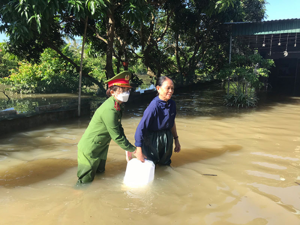 Công an Nghệ An hỗ trợ người dân nơi tâm lũ ổn định cuộc sống -1