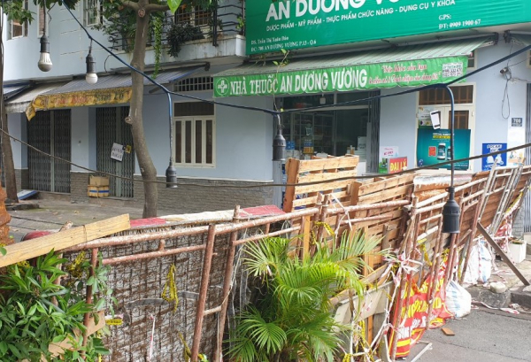 Chùm ảnh: Nhiều nơi ở TP Hồ Chí Minh chờ đến giờ “G” để tháo dỡ các chốt phong tỏa -4