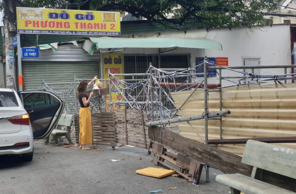 Chùm ảnh: Nhiều nơi ở TP Hồ Chí Minh chờ đến giờ “G” để tháo dỡ các chốt phong tỏa -5