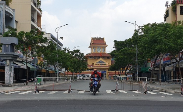 Chùm ảnh: Nhiều nơi ở TP Hồ Chí Minh chờ đến giờ “G” để tháo dỡ các chốt phong tỏa -6