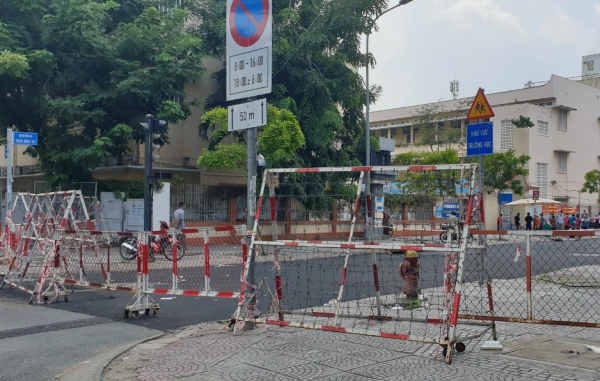 Chùm ảnh: Nhiều nơi ở TP Hồ Chí Minh chờ đến giờ “G” để tháo dỡ các chốt phong tỏa -8