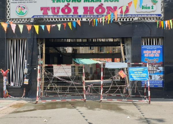 Chùm ảnh: Nhiều nơi ở TP Hồ Chí Minh chờ đến giờ “G” để tháo dỡ các chốt phong tỏa -9