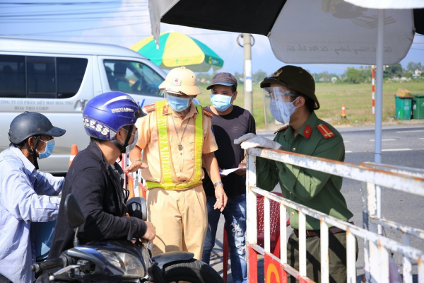 Giáo viên, học sinh được test nhanh SARS-CoV-2 ngay tại chốt cửa ô vào Đà Nẵng   -0