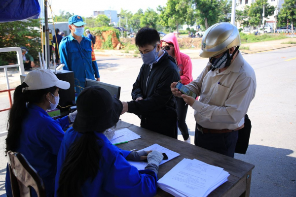Giáo viên, học sinh được test nhanh SARS-CoV-2 ngay tại chốt cửa ô vào Đà Nẵng   -1