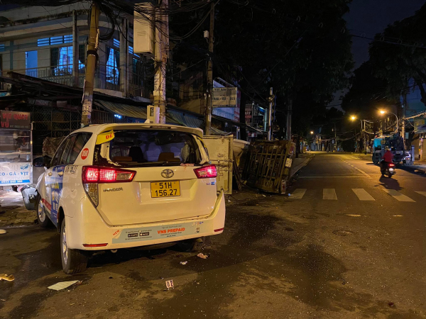Xe tải lật ngang sau khi tông trúng xe taxi chở khách vượt đèn đỏ -0