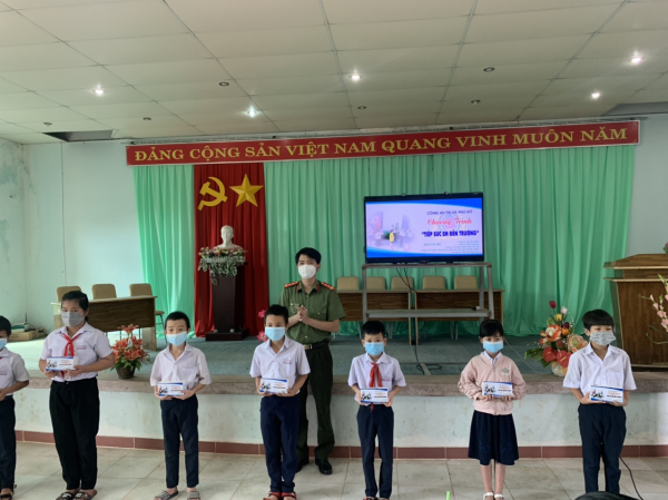 Công an thị xã Phú Mỹ tặng điện thoại “Tiếp sức em đến trường” -0