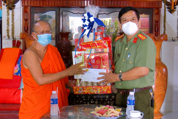 Công an tỉnh Bạc Liêu chúc mừng lễ Sene Đolta của đồng bào Khmer  -0