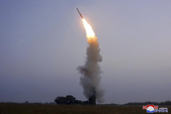 Triều Tiên liên tục phóng thử tên lửa  -0