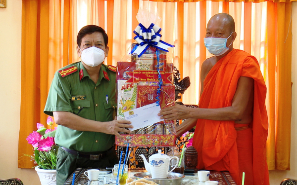 Công an tỉnh Bạc Liêu chúc mừng lễ Sene Đolta của đồng bào Khmer  -0