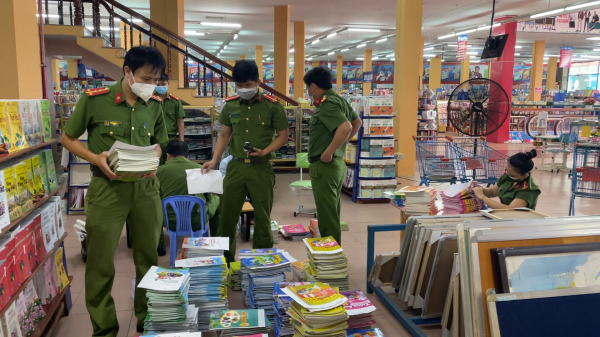 Quảng Ngãi: Phát hiện siêu thị kinh doanh gần 3.000 cuốn sách không rõ nguồn gốc  -0