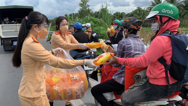 Nữ CSGT tham gia đón người dân về quê tránh dịch  -0