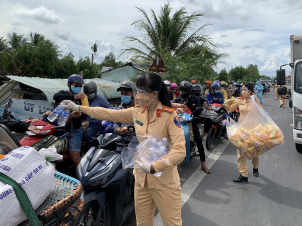 Nữ CSGT tham gia đón người dân về quê tránh dịch  -1