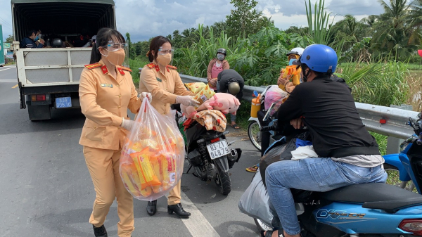 Nữ CSGT tham gia đón người dân về quê tránh dịch  -2