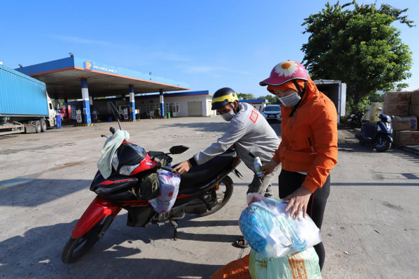 CSGT Công an Đà Nẵng, Thừa Thiên Huế trắng đêm hỗ trợ đoàn hàng nghìn người đi xe máy từ Nam về quê -1