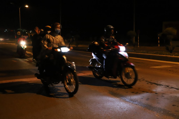 CSGT Công an Đà Nẵng, Thừa Thiên Huế trắng đêm hỗ trợ đoàn hàng nghìn người đi xe máy từ Nam về quê -2